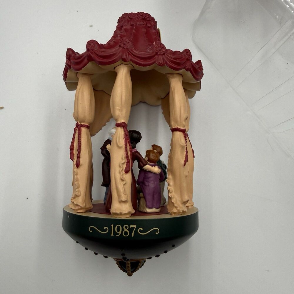 Hallmark Keepsake Magic Lighted Ornament” A Christmas Carol” 1987 Opened In Box